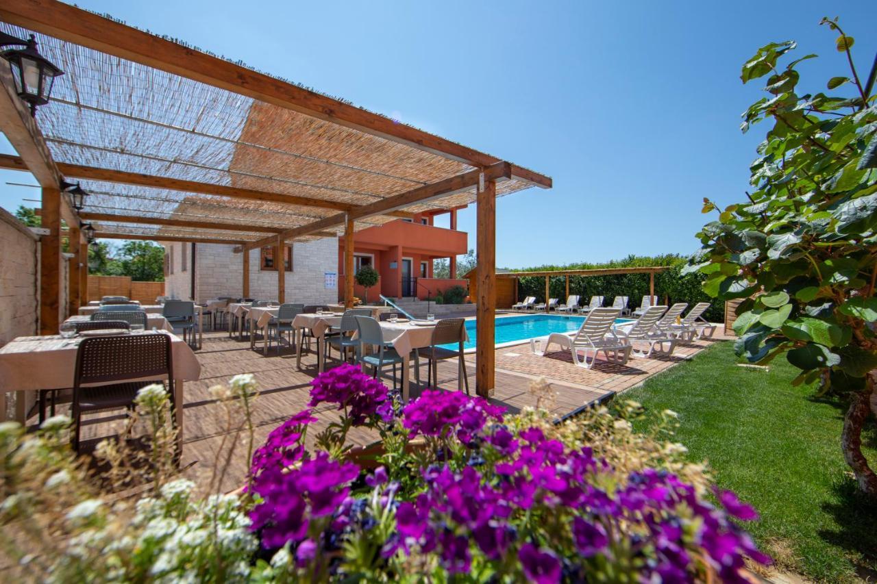 Hotel Natura Vilanija Buitenkant foto