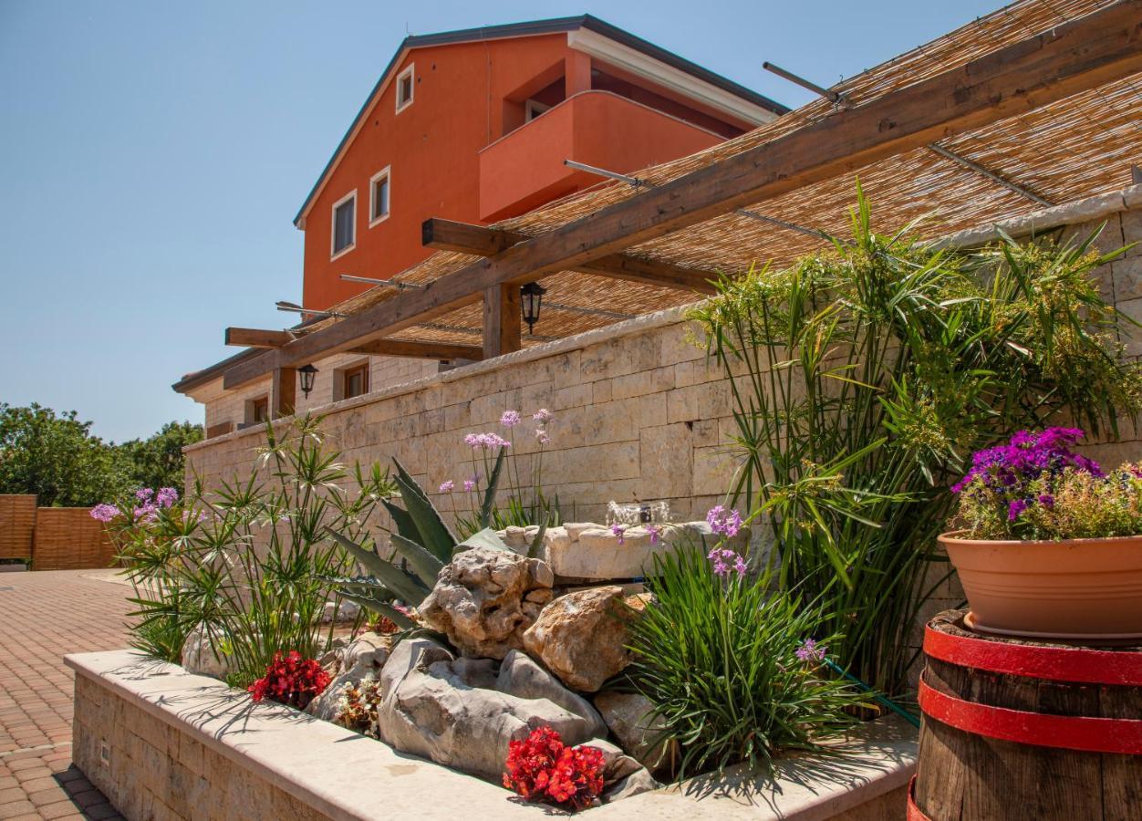 Hotel Natura Vilanija Buitenkant foto