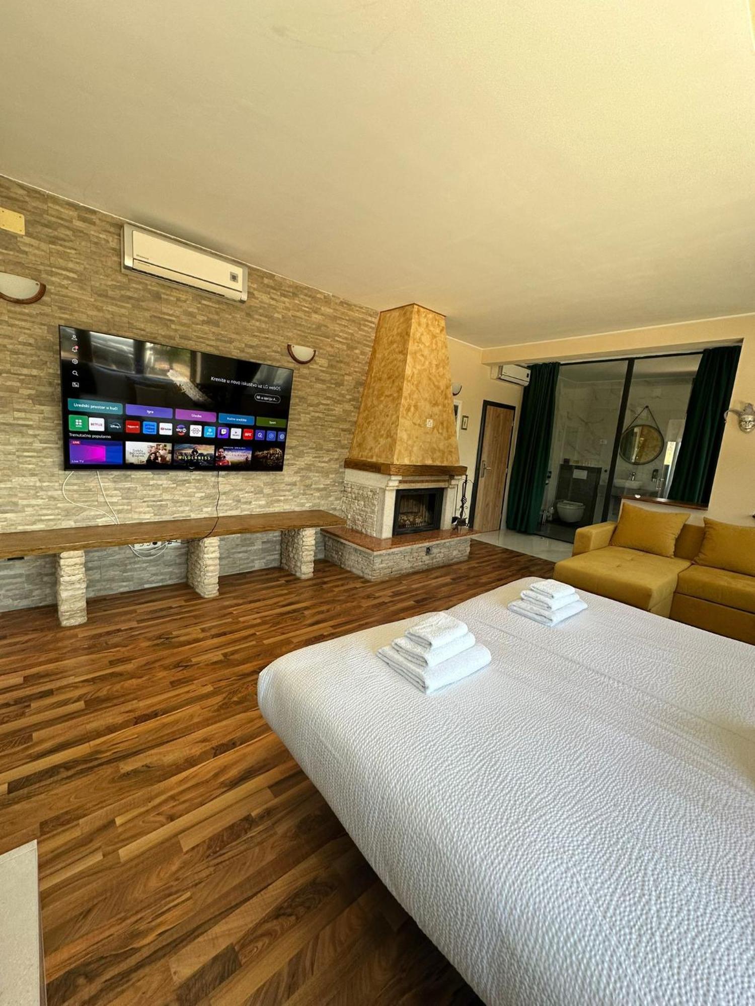 Hotel Natura Vilanija Buitenkant foto
