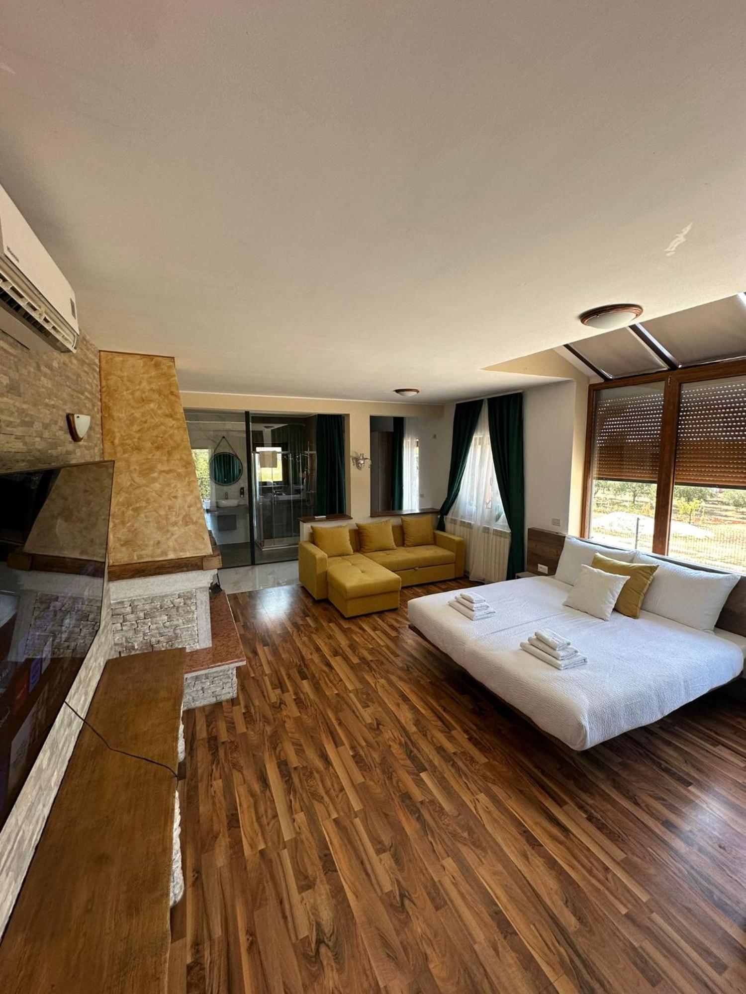 Hotel Natura Vilanija Buitenkant foto
