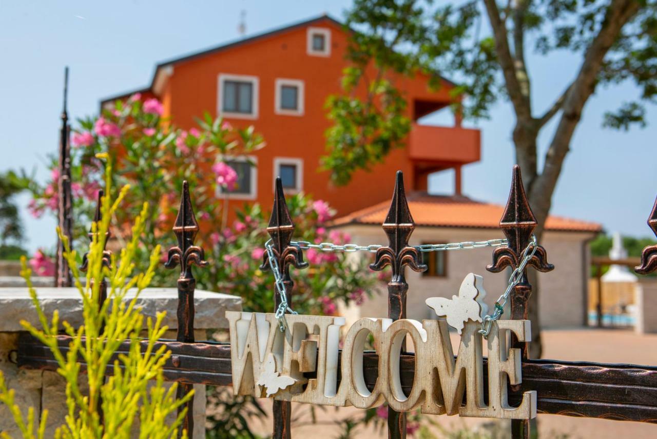 Hotel Natura Vilanija Buitenkant foto